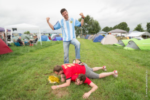 ASS HLN Rock Werchter 2014 Dag 3, Rode Duivelsfans vs. Argentinië-fan op camping The Hive, Argentijn Gomez en Duivelsupporters Jonathan en Pierre. PICTURES NOT INCLUDED IN THE CONTRACTS