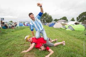 ASS HLN Rock Werchter 2014 Dag 3, Rode Duivelsfans vs. Argentinië-fan op camping The Hive, Argentijn Gomez en Duivelsupporters Jonathan en Pierre. PICTURES NOT INCLUDED IN THE CONTRACTS