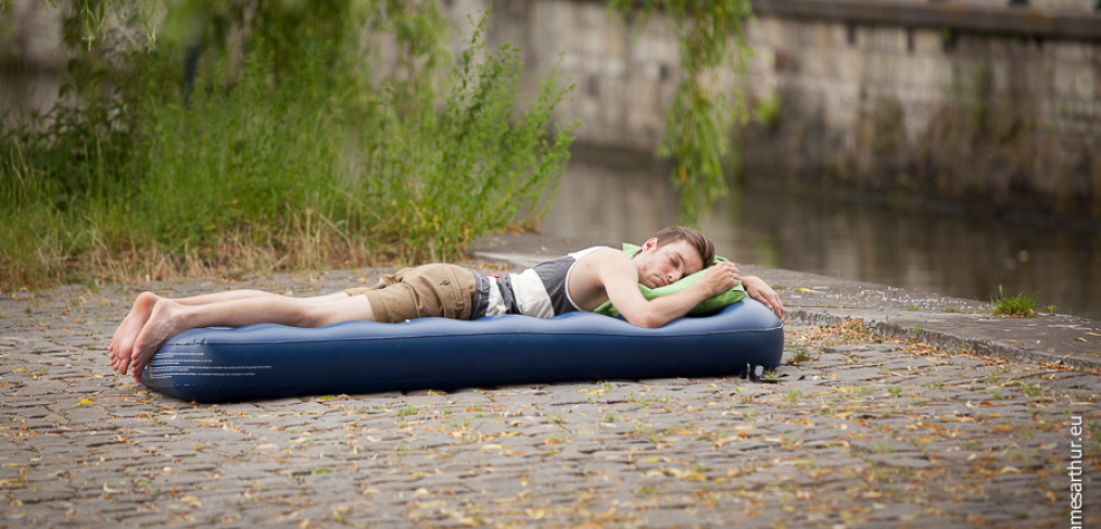 Student op luchtmatras aan het Prinsenhof in Gent