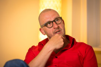 Acteur Tom Van Dyck in zijn woning en schrijfkamer, zijn productiehuis Toespijs.