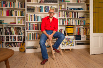 Acteur Tom Van Dyck in zijn woning en schrijfkamer, zijn productiehuis Toespijs.