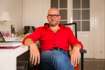 Acteur Tom Van Dyck in zijn woning en schrijfkamer, zijn productiehuis Toespijs.