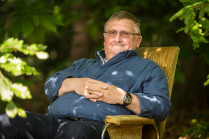 Acteur Jaak Van Assche in zijn tuin.