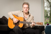 Raf Walschaerts, cabaretier en muzikant van Kommil Foo