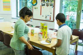 Minor Ndako, Opvang en begeleiding voor minderjarigen en hun context, vluchtelingen, Mohammed (12) aan het ontbijt.