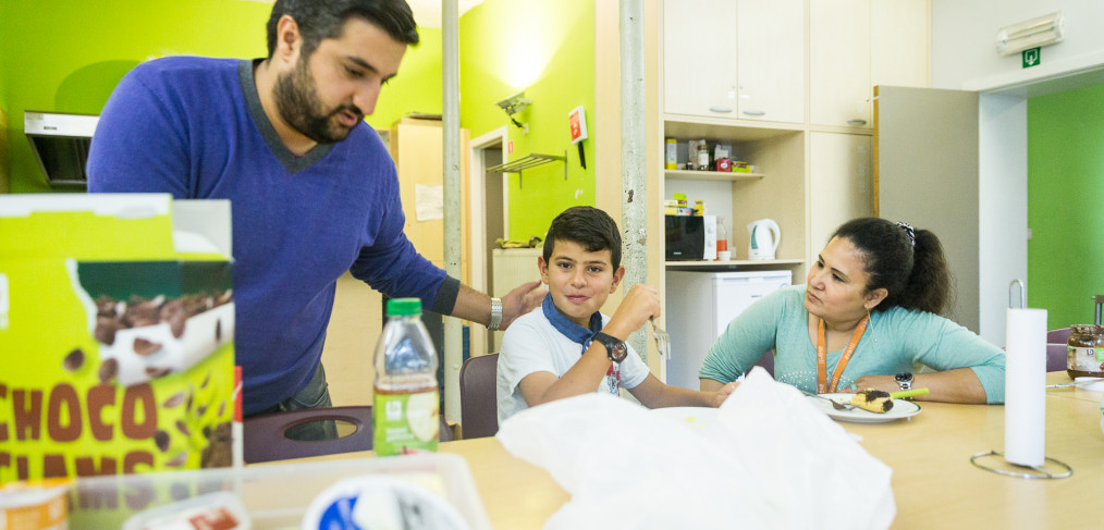 Minor Ndako, Opvang en begeleiding voor minderjarigen en hun context, vluchtelingen, Mohammed (12) aan het ontbijt.
