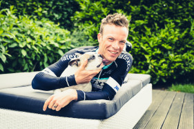 Profwielrenner Iljo Keisse met zijn hond Louis, na zijn ritwinst in de Giro van Italië.