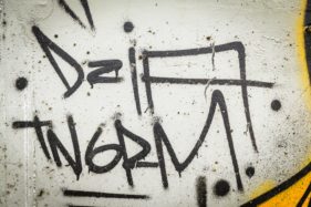 Graffiti fietstunnel Bornem, hertjes, Artist: Dzia.