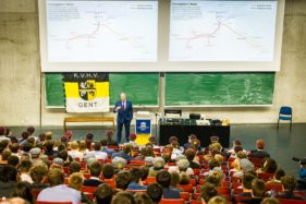 Theo Francken spreekt voor KVHV studenten in Auditorium Quetelet, Linkse betogers verstoren de lezing.