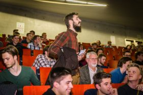 Theo Francken spreekt voor KVHV studenten in Auditorium Quetelet, Linkse betogers verstoren de lezing.