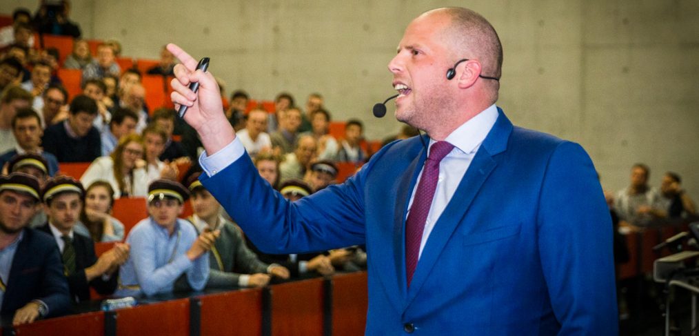 Theo Francken spreekt voor KVHV studenten in Auditorium Quetelet, Linkse betogers verstoren de lezing.