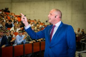 Theo Francken spreekt voor KVHV studenten in Auditorium Quetelet, Linkse betogers verstoren de lezing.