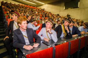 Theo Francken spreekt voor KVHV studenten in Auditorium Quetelet, Linkse betogers verstoren de lezing.