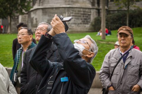 Chinese toerist filmt met mondmasker in Gent