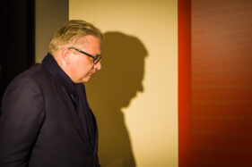 Prins Laurent op bezoek in tentoonstelling voor God & Geld in Caermersklooster Gent